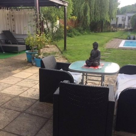 Modern Bungalow With Private Swimming Pool Maidenhead Exterior foto